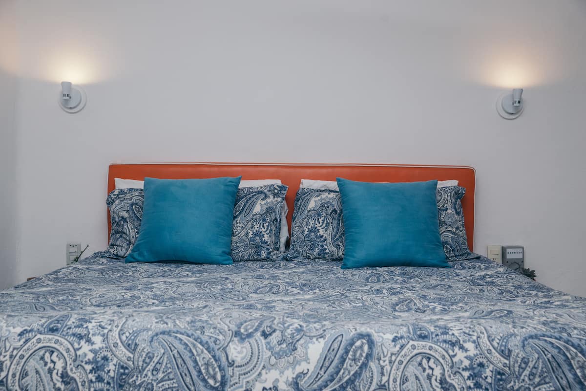 1 king bed room - deposit by paypal required | premium bedding, tempur-pedic beds, minibar, in-room safe