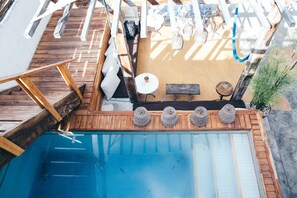 สระว่ายน้ำกลางแจ้ง, เก้าอี้อาบแดดริมสระ