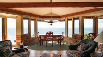 Premium huis, 4 slaapkamers, uitzicht op oceaan | Luxe beddengoed, een gratis minibar, een bureau, beddengoed