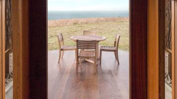 尊榮套房, 2 間臥室, 海景 | 露台/庭院