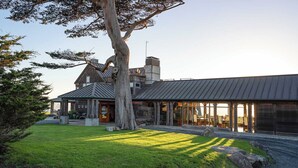 A large, modern house with a spacious outdoor area, including a covered patio and a large lawn. - The Inn at Newport Ranch (Fort Bragg)