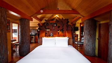 尊榮套房, 1 張加大雙人床 | 高級寢具、免費迷你吧、書桌、床單