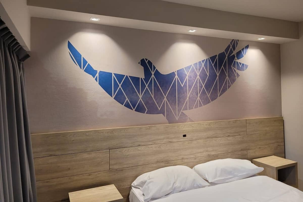 Een kluis op de kamer, een strijkplank/strijkijzer, gratis babybedden