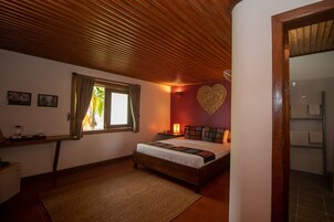 Minibar, decoración personalizada, muebles diferentes y escritorio 