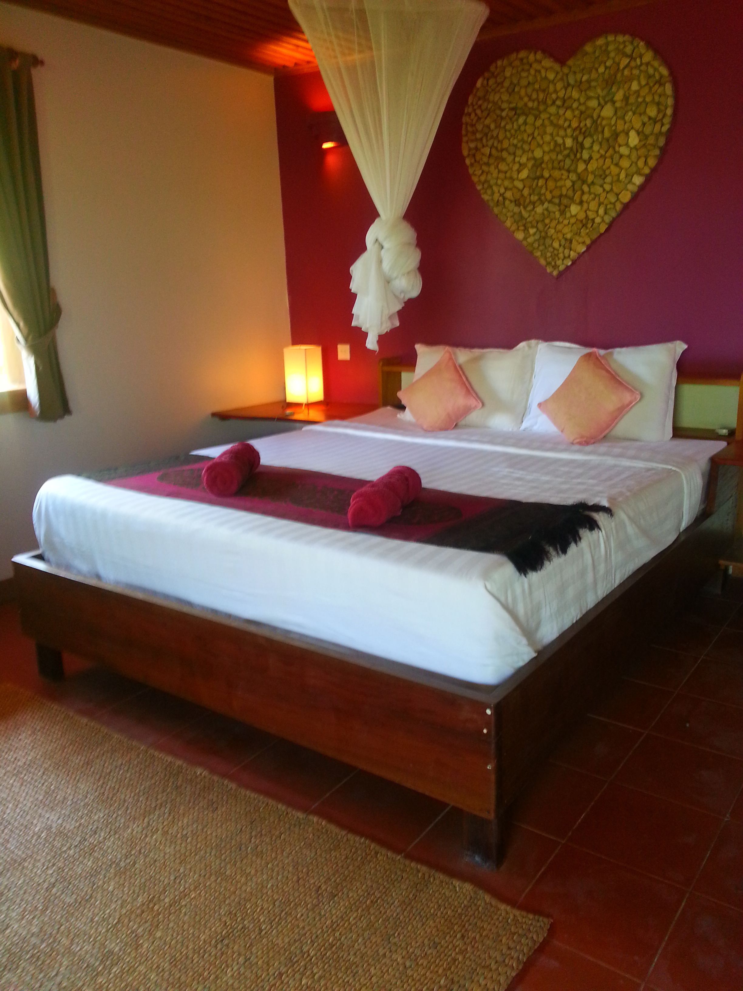 standard double room | minibar, individually decorated, individually furnished, desk