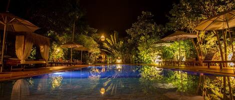 Piscine extérieure, parasols de plage, chaises longues