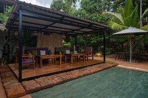 Utendørsbasseng, bassengparasoller og solsenger