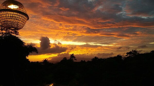Un atardecer con una lámpara esférica al frente.