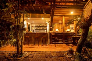 Bar junto a la piscina