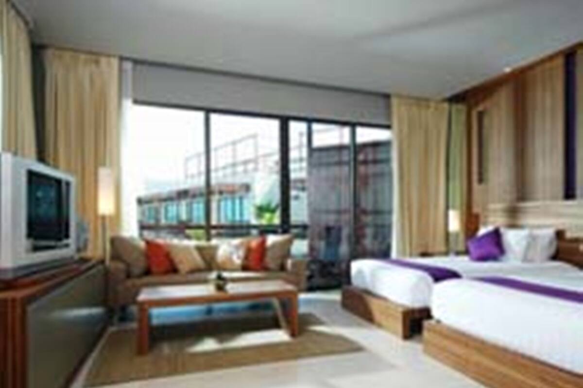 Superior Twin Room | Minibar (free items), in-room safe, desk, blackout drapes