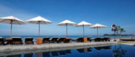 Utomhuspool och solstolar