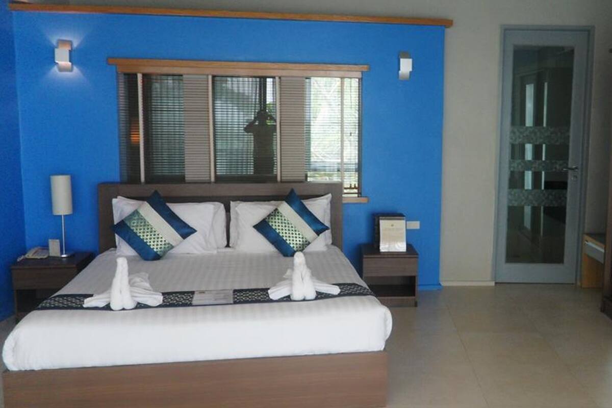 Deluxe Double Room | Minibar (free items), in-room safe, desk, blackout drapes