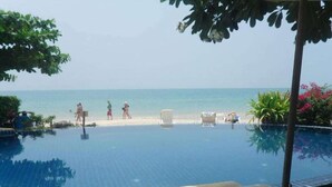 Outdoor pool, sun loungers - Maya Koh Lanta Resort (Ko Lanta)