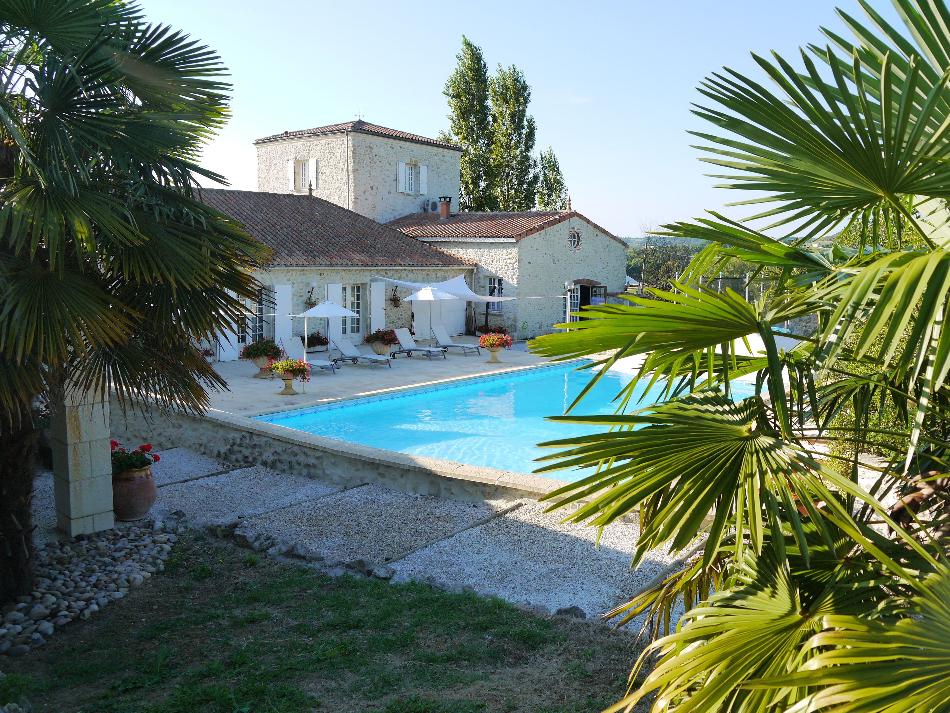 Piscine extérieure, piscine chauffée, parasols de plage, chaises longues