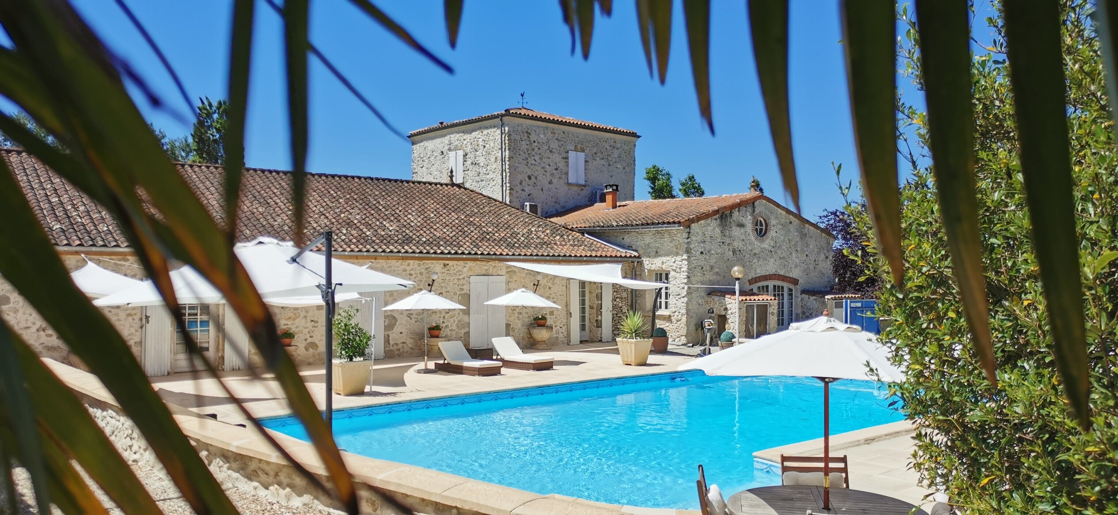 Piscine extérieure, piscine chauffée, parasols de plage, chaises longues
