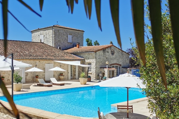 Piscina externa, piscina aquecida, funciona piscina, guarda-sóis