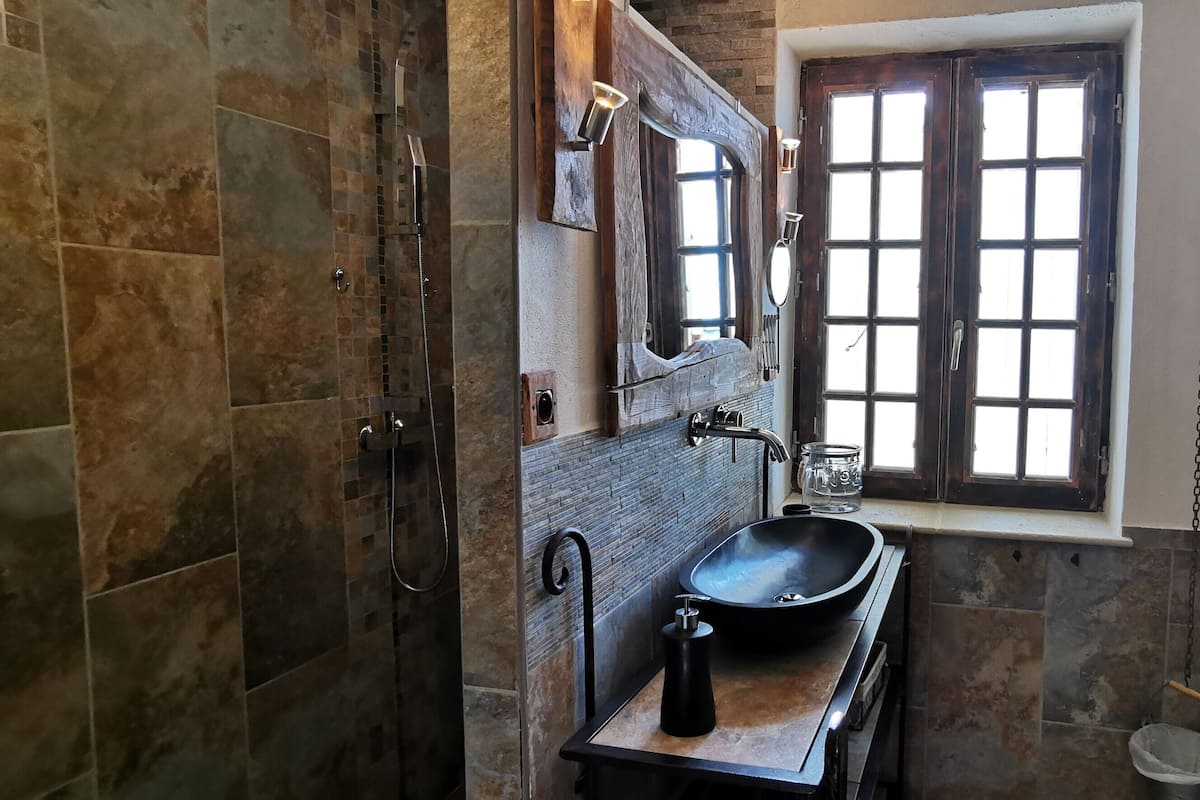 Tweepersoonskamer (Evasion) | Badkamer | Een douche, een regendouche, gratis toiletartikelen, een haardroger