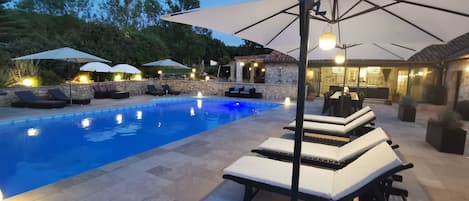Piscine extérieure, piscine chauffée, parasols, chaises longues