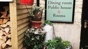 Une enseigne pour « Jacob's Plough », indiquant la présence d’une salle à manger, d’un pub et de chambres.