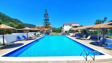 Piscina externa, guarda-sóis, espreguiçadeiras