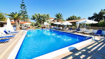 Piscine extérieure, parasols de plage, chaises longues