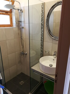 Dusj, toalettartikler (inkludert), hårføner og tøfler