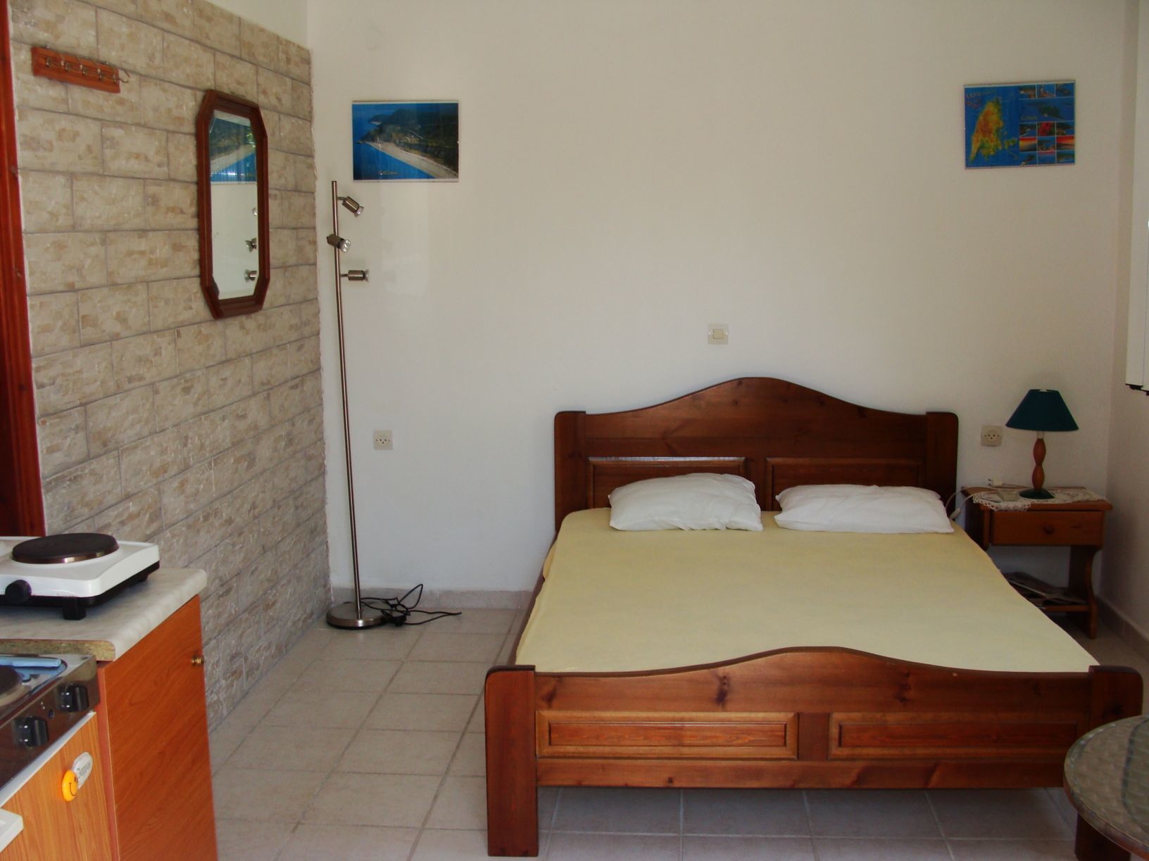 Economy Studio | Desk, iron/ironing board, rollaway beds, free WiFi