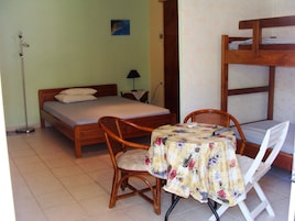 Apartamento familiar, vistas al mar | Escritorio, tabla de planchar con plancha, camas supletorias