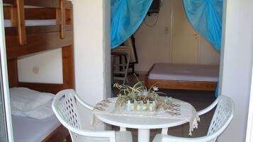 Studio | Desk, iron/ironing board, rollaway beds, free WiFi