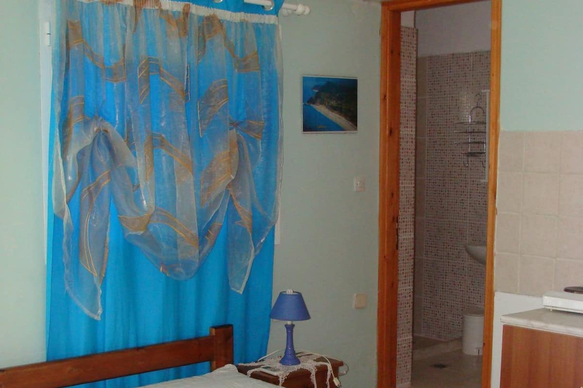 Desk, iron/ironing board, rollaway beds, free WiFi