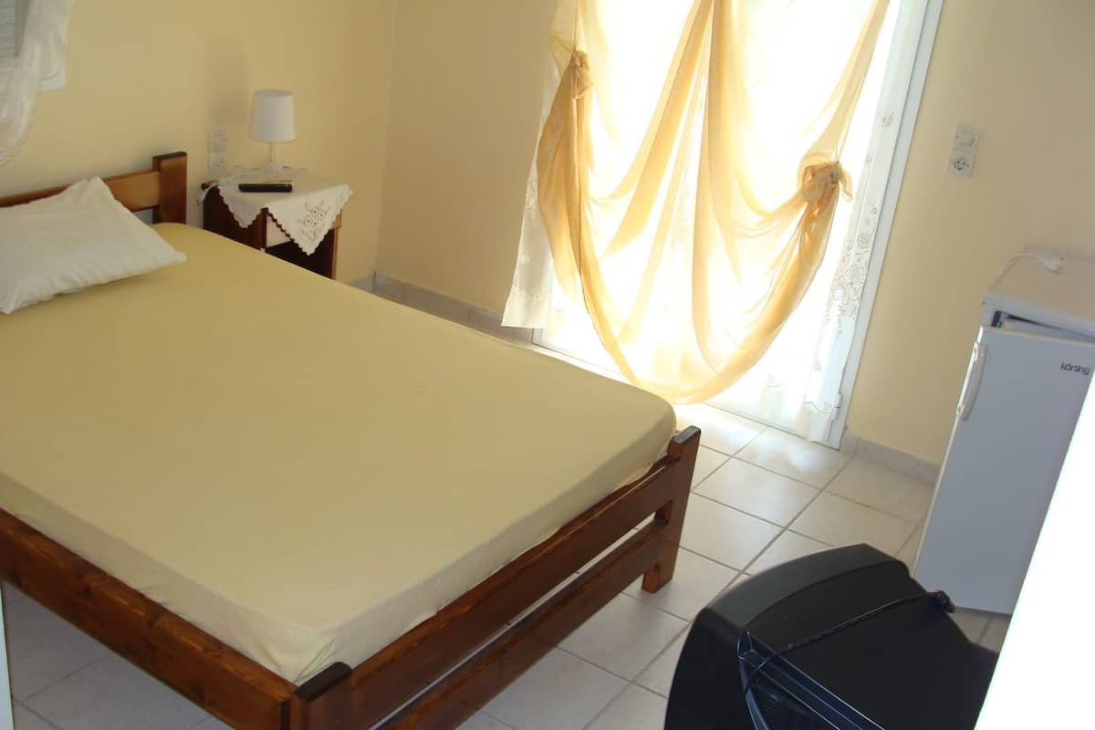 Desk, iron/ironing board, rollaway beds, free WiFi