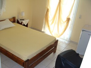 Bureau, fer et planche à repasser, lits pliants/supplémentaires