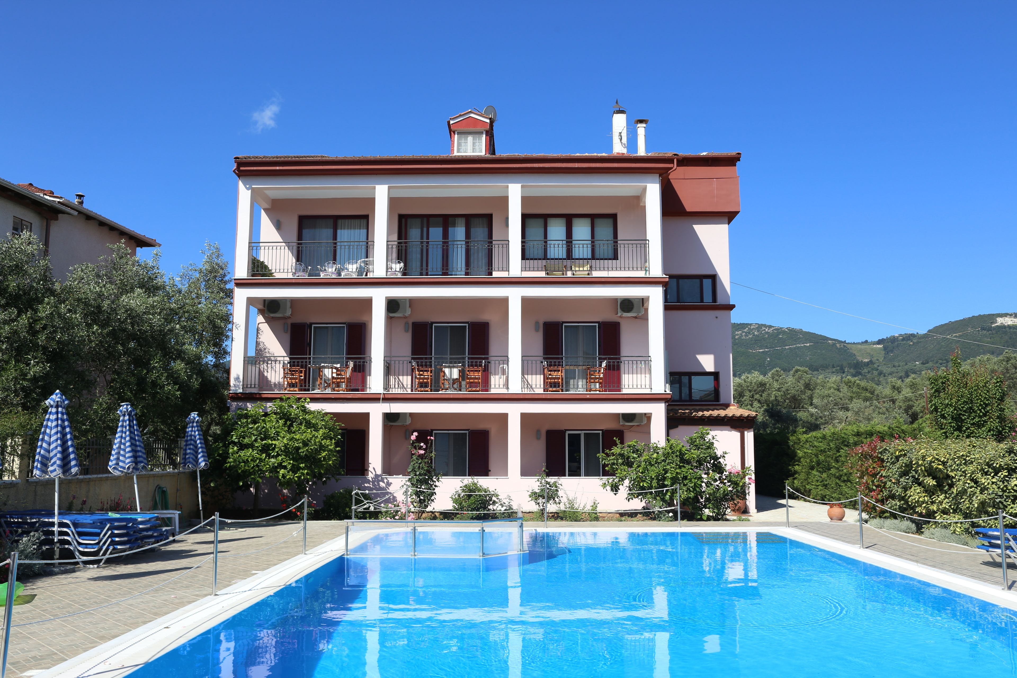 Outdoor pool, pool umbrellas, sun loungers