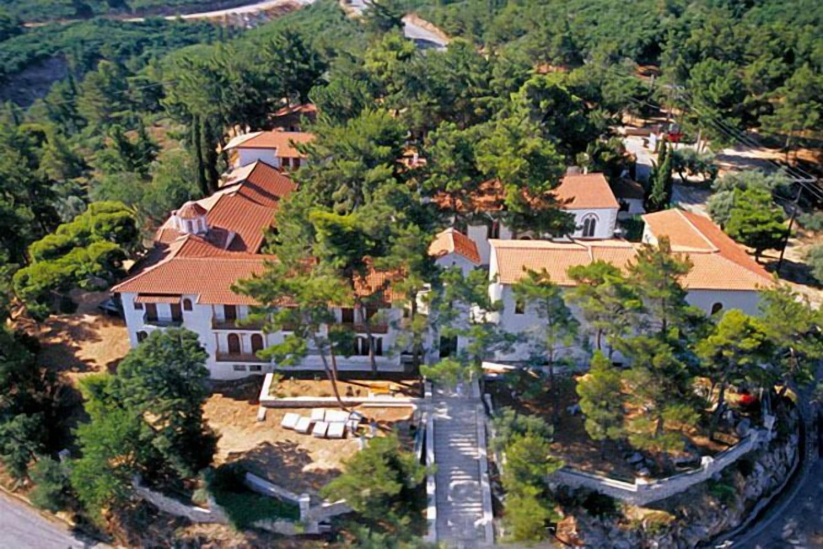 Vista aérea de un área residencial con casas rodeadas de árboles.