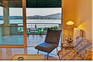 Deluxe-Apartment, Balkon, Meerblick | Wohnbereich