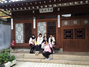 A traditional wooden building with a tiled entrance and a signboard. - Seochon B&B Suran (Seoul)