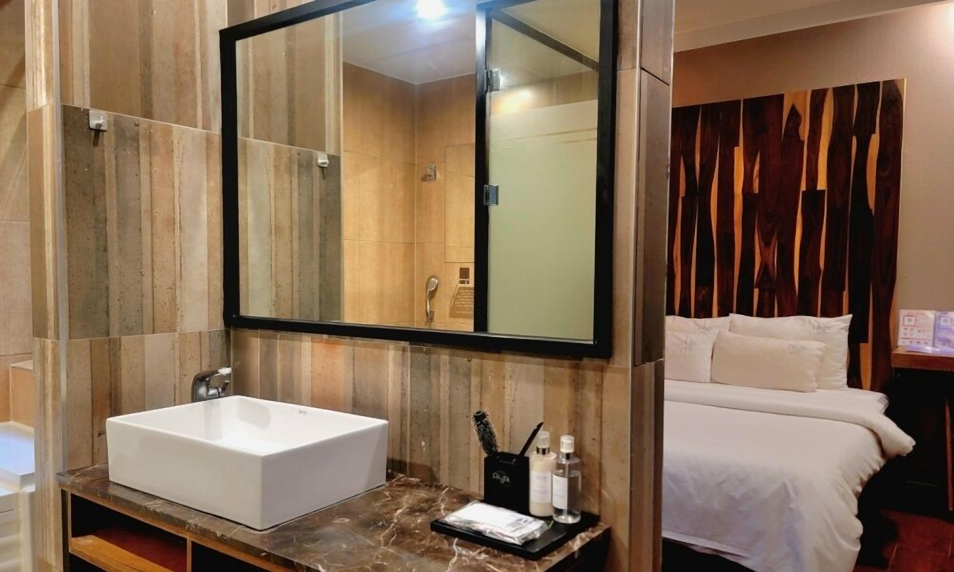 Standard Double Room, Non Smoking | Bathroom | Deep soaking tub, rainfall showerhead, free toiletries, hair dryer