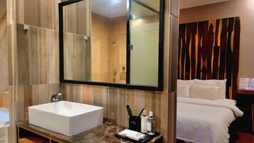 Standard Double Room, Non Smoking | Bathroom | Deep soaking tub, rainfall showerhead, free toiletries, hair dryer