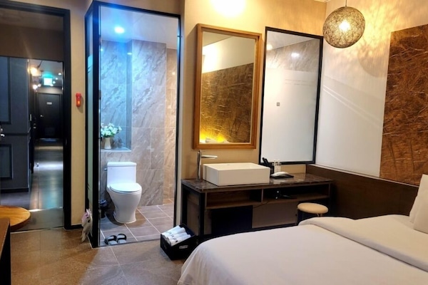 Deluxe tweepersoonskamer, niet-roken | Individueel gedecoreerd, individueel gemeubileerd, een bureau