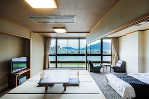 Quarto tradicional, vista para o rio | Cofres nos quartos, ferros/tábuas de passar roupa, Wi-Fi de cortesia