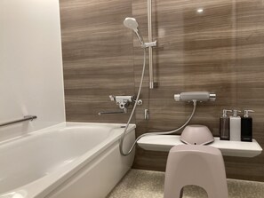 Asciugacapelli, pantofole, bidet, asciugamani