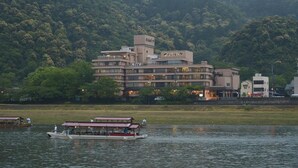 A multi-story hotel with a flat roof and a sign indicating it is a ryokan. - Hotel Park (Gifu)