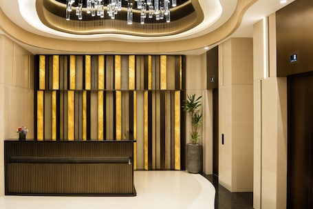 Interior entrance. Burlington Hotel