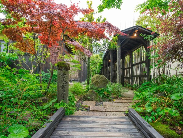 Property grounds - Yurari Rokumyo (Yufu)