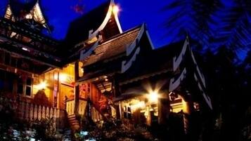 Fachada da propriedade à noite