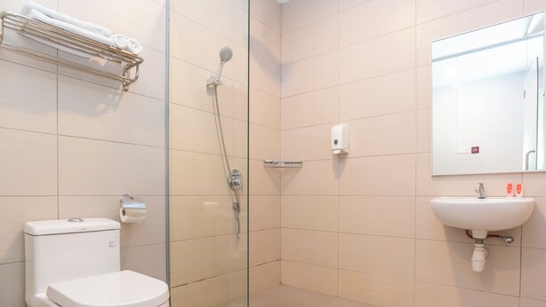 Shower, free toiletries, bidet, towels - OYO 44064 De Sweet Boutique Hotel (Masai)