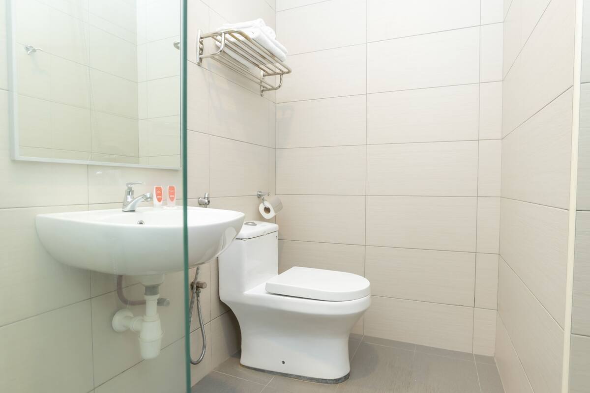 Deluxe-Zweibettzimmer | Badezimmer | Dusche, kostenlose Toilettenartikel, Bidet, Handtücher