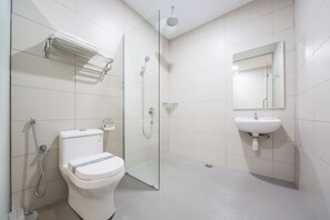 Dusche, kostenlose Toilettenartikel, Bidet, Handtücher