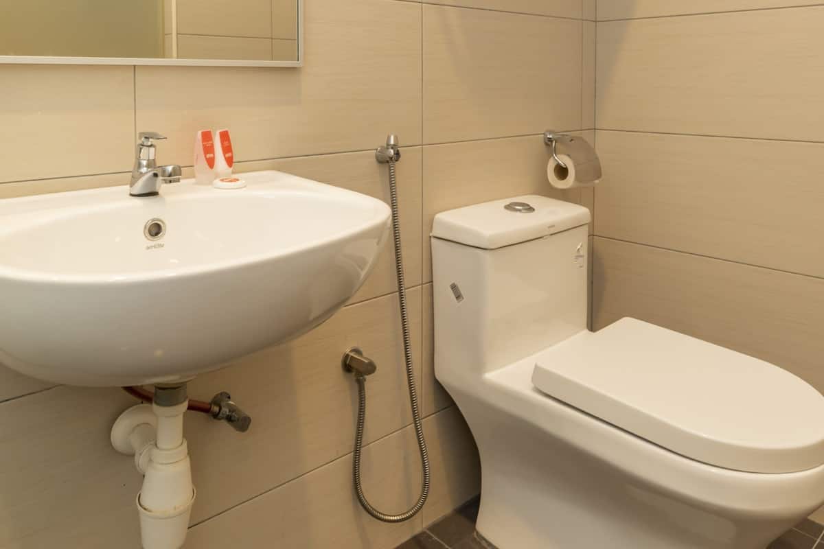 Standard-Doppelzimmer, 1 Queen-Bett | Badezimmer | Dusche, kostenlose Toilettenartikel, Bidet, Handtücher