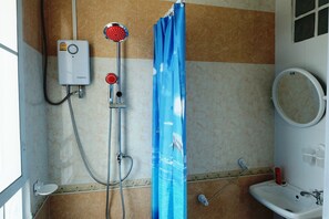 Family Room | Bathroom | Shower, free toiletries, hair dryer, towels - Freddie's Fishing Park (Bang Lamung)